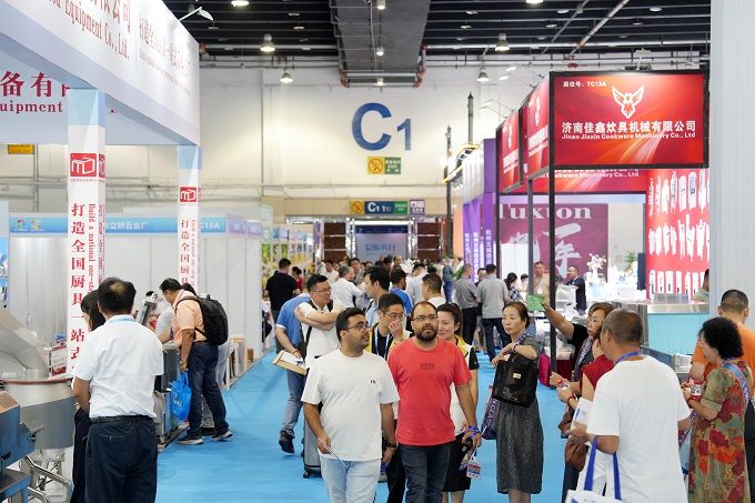 2025中国义乌国际酒店用品及餐饮业博览会明天开幕，展馆布展火热进行中，中外嘉宾、客商陆续报到中，明天展会精彩呈现！